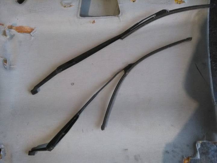 Přední ramena stěračů kompletní 2 ks - TOYOTA - AVENSIS liftback (_T22_)