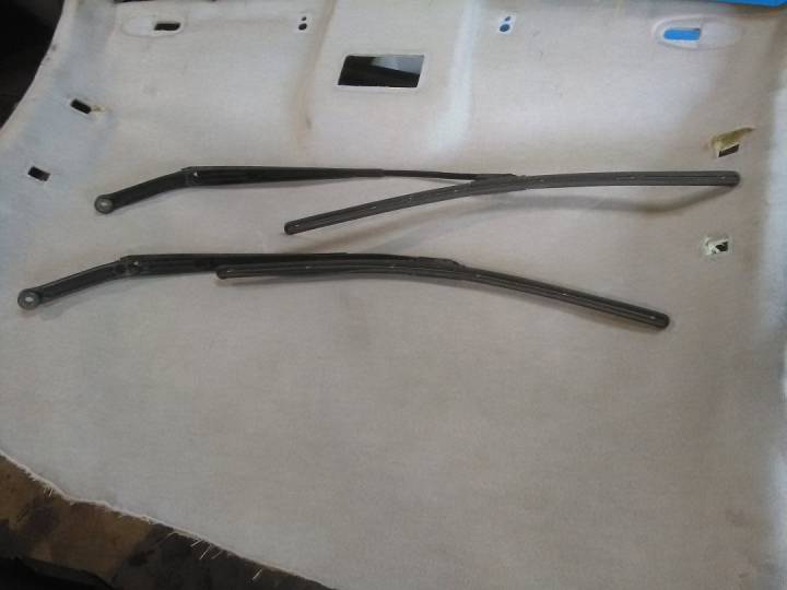 Přední ramena stěračů 2 ks - AUDI - A6 (4B2, C5)