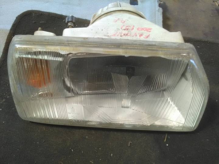 Pravé přední světlo - ŠKODA - FAVORIT (781)