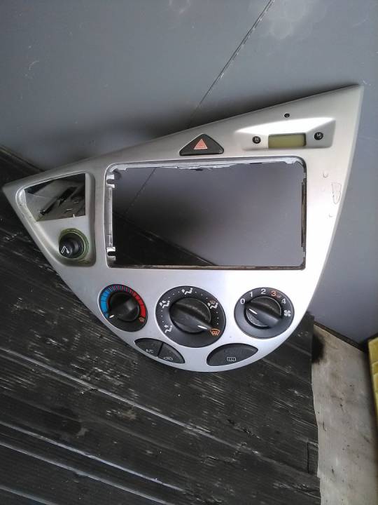 Ovládací panel topení + hodiny+zapalovač - FORD - FOCUS I (DAW, DBW)