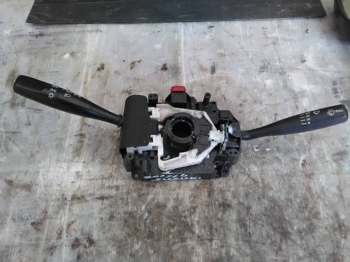 Ovládací páčky světel a stěračů pod volantem - SUZUKI - WAGON R+ šikmá zadní část (EM)