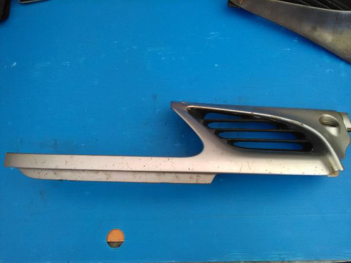 Pravá část přední mřížky - RENAULT - MEGANE Scenic (JA0/1_)