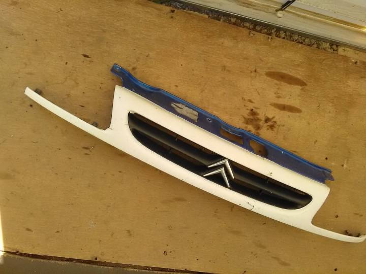 Přední mřížka masky se znakem - CITROEN - SAXO (S0, S1)