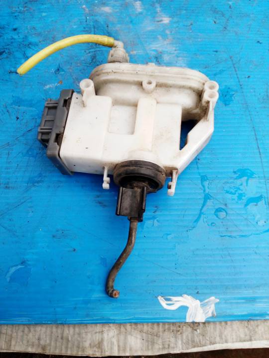 Motorek centrálu pravý přední - VOLKSWAGEN - PASSAT (3A2, 35I)