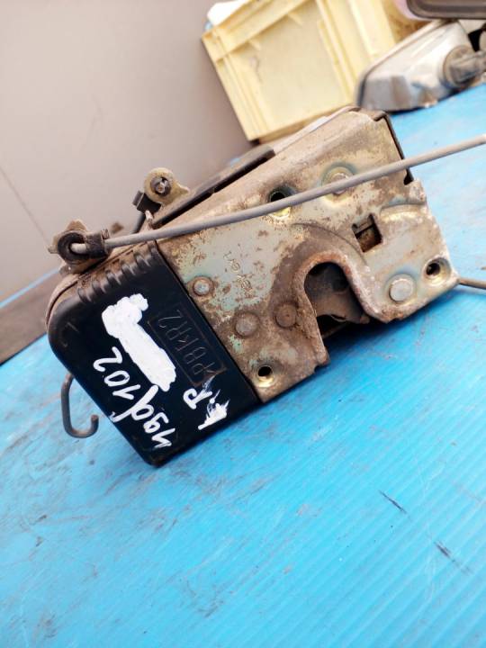 Zámek centrál levý přední - PEUGEOT - 406 sedan, samonosná