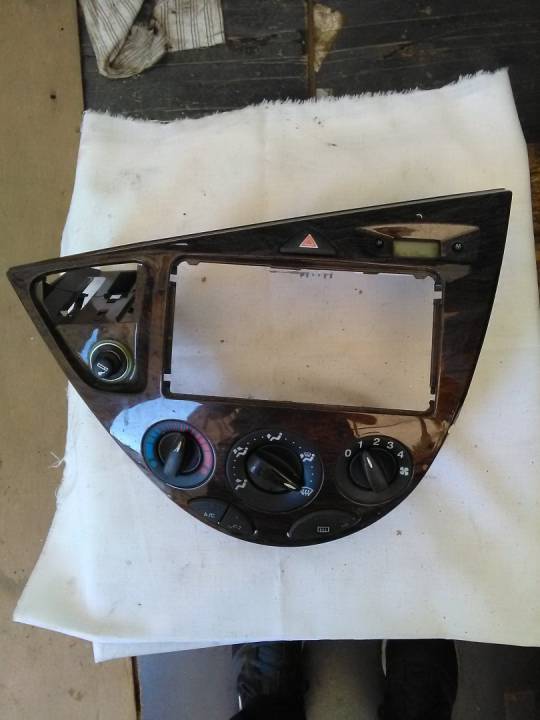 Středový panel - výdechy topení a tlačítka - FORD - FOCUS I sedan (DFW)