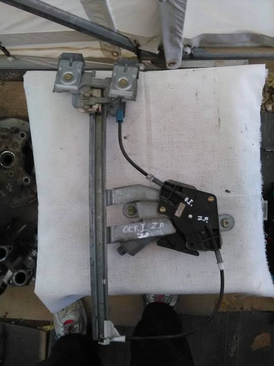 Stahování okna elektrické pravé zadní - ŠKODA - OCTAVIA I (1U2)