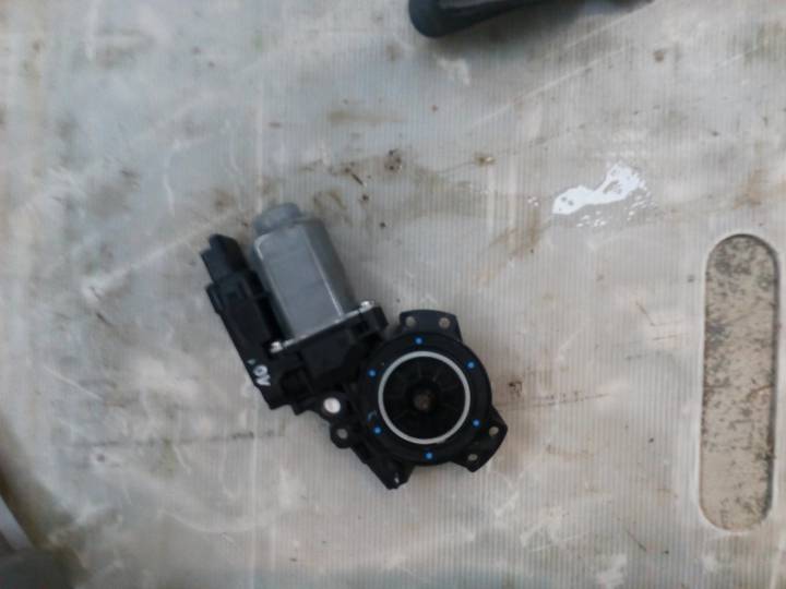 Motorek stahovačky oken levý přední - MERCEDES-BENZ - C-CLASS combi (S202)