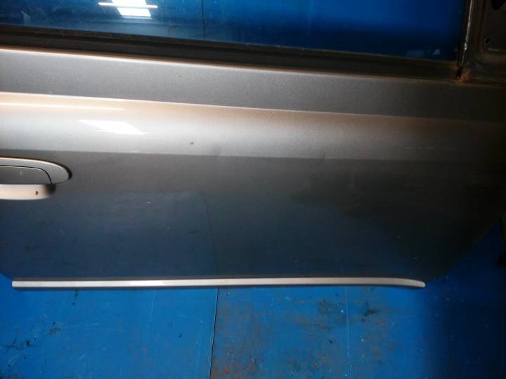 Dveře pravé přední - TOYOTA - YARIS (_P1_)