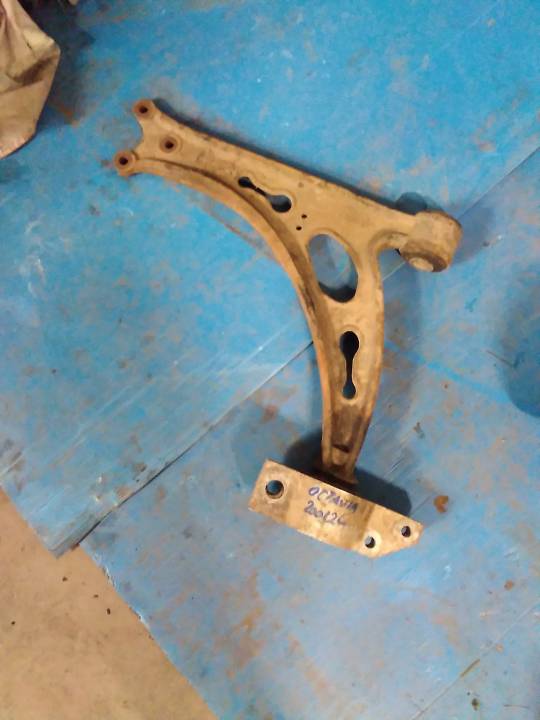 Přední levé rameno - ŠKODA - OCTAVIA II (1Z3)