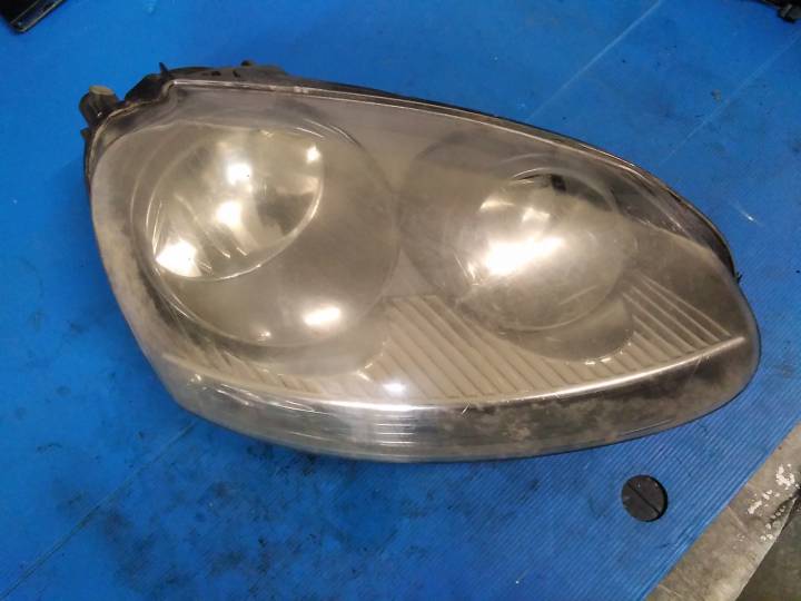 Pravé přední světlo - prasklé držáky - VOLKSWAGEN - GOLF V (1K1)