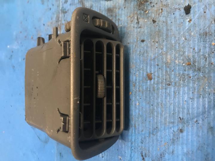 Výdech topení levý - TOYOTA - COROLLA (_E11_)