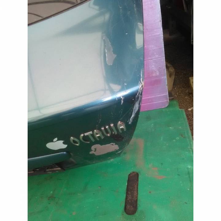 Páté dveře - kufr, poškrábaný lak a promáčknutý roh (na odpis) - ŠKODA - OCTAVIA I (1U2)