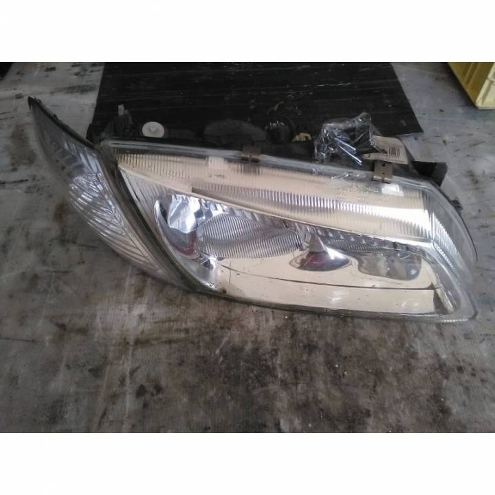 Pravé přední světlo s blinkrem - poškozený úchyt - NISSAN - ALMERA II hatchback (N16)